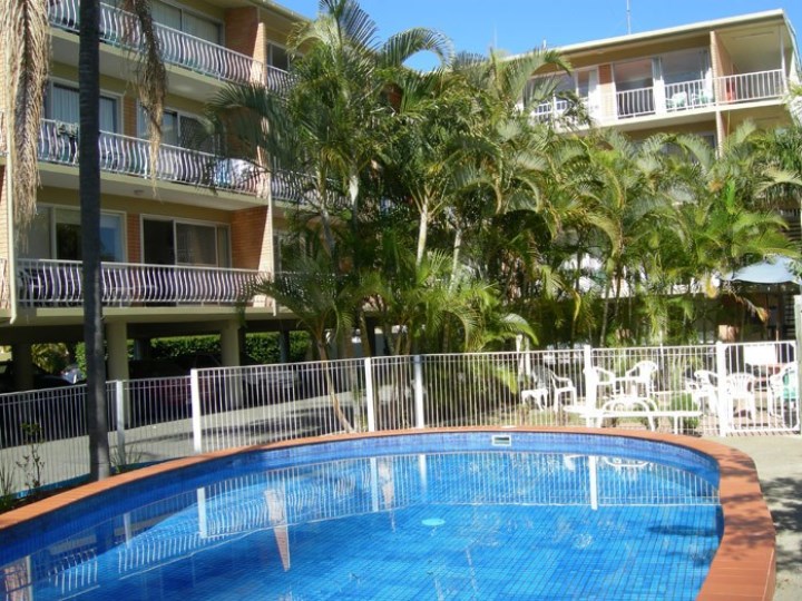 Sunset Court Holiday Apartments - Pool Area