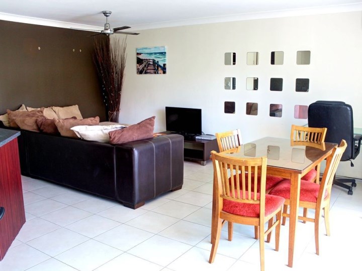 Surfers Del Rey Holiday Apartments - Living Area
