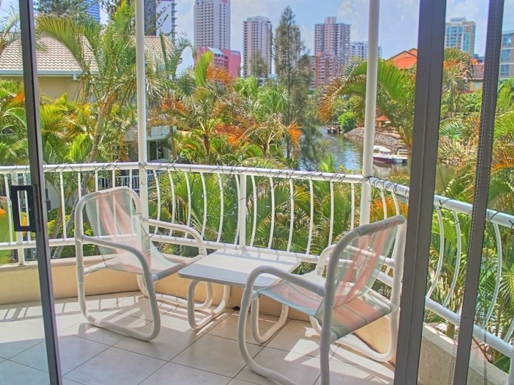 Surfers Del Rey Holiday Apartments - Outside Table