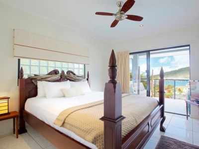 Waterfront Whitsunday - Retreat Penthouse Bedroom
