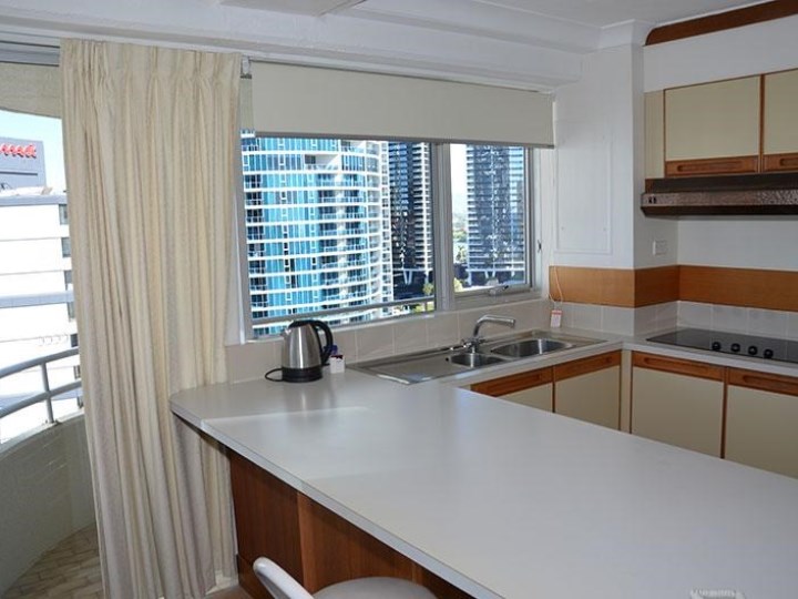 Zenith Oceanfront Apartments - Kitchen