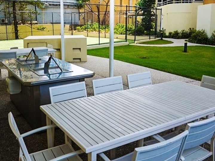 Zenith Oceanfront Apartments - BBQ and Outdoor Dining