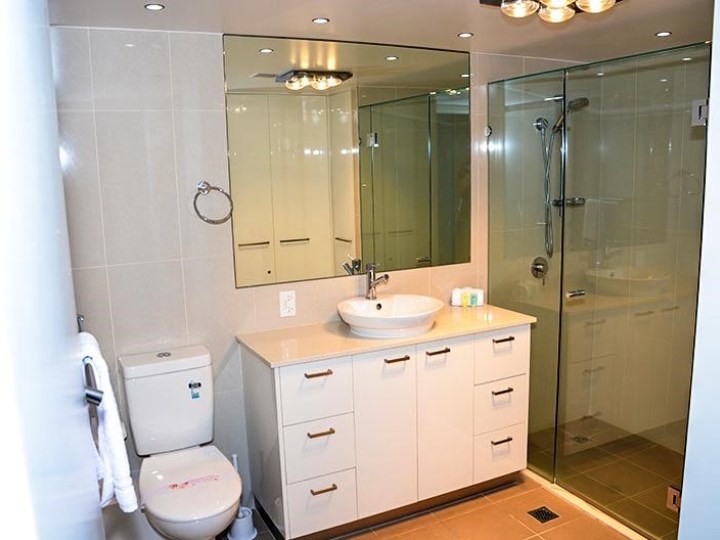 Zenith Oceanfront Apartments - Bathroom